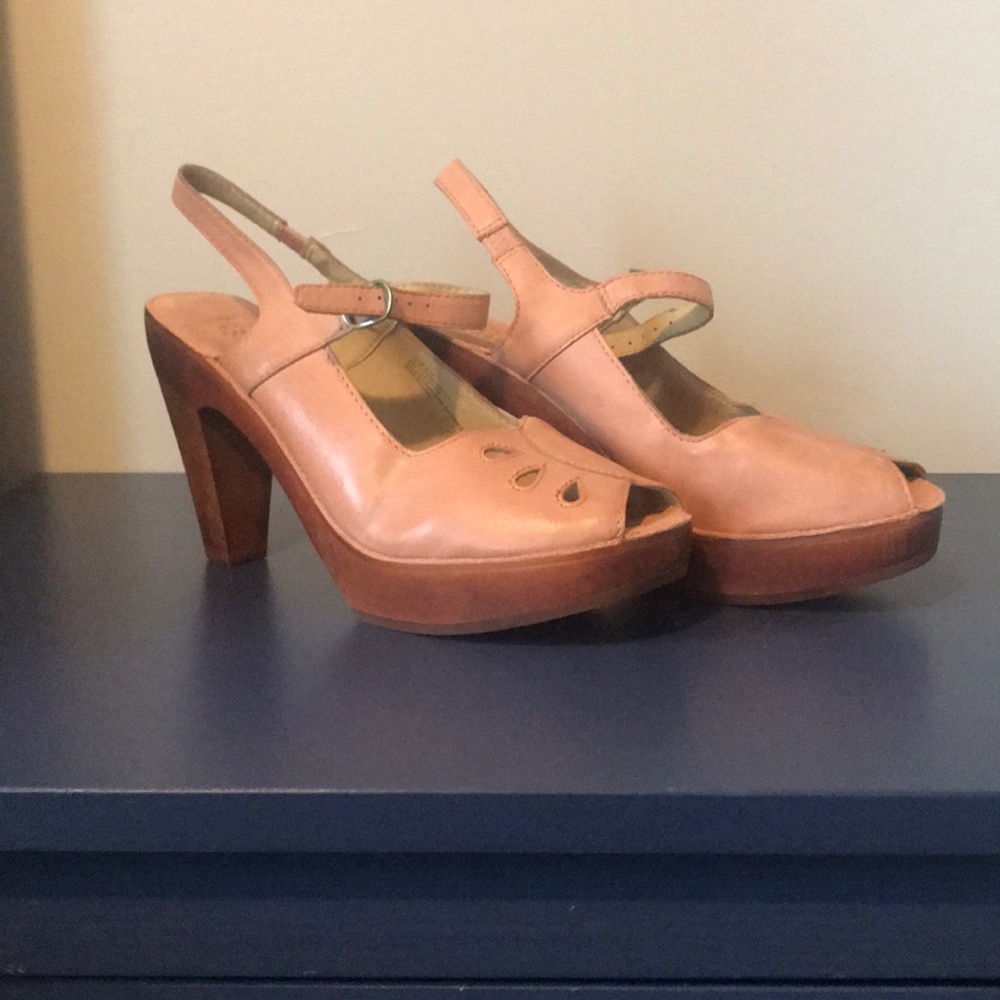 Nearly new blush platform!!!